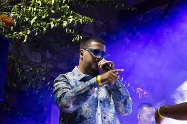 FARO, PORTUGAL: 6 Eylül 2024 - Müzik sanatçısı Art Musa, Portekiz 'in Faro kentinde düzenlenen büyük bir festival olan F festivalinde sahne aldı..