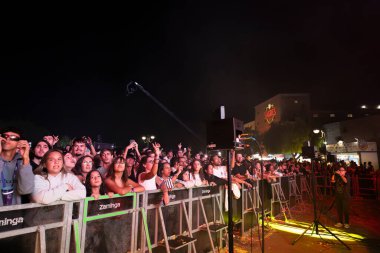 FARO, PORTUGAL: 5 Eylül 2024 - Portekiz 'in Faro kentinde düzenlenen büyük bir festival olan F Müzik Festivali' nde seyirci müzik sanatçısı