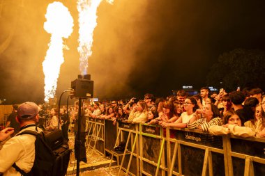 FARO, PORTUGAL: 5 Eylül 2024 - Portekiz 'in Faro kentinde düzenlenen büyük bir festival olan F Müzik Festivali' nde seyirci müzik sanatçısı