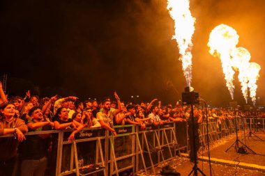 FARO, PORTUGAL: 5 Eylül 2024 - Portekiz 'in Faro kentinde düzenlenen büyük bir festival olan F Müzik Festivali' nde seyirci müzik sanatçısı