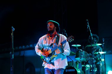 FARO, PORTUGAL: 6 Eylül 2024 - Müzik sanatçısı Acacia Maior, Portekiz 'in Faro kentinde düzenlenen büyük bir festival olan F festivalinde sahne aldı..