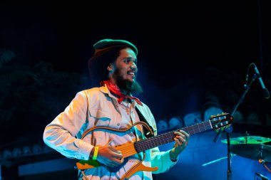 FARO, PORTUGAL: 6 Eylül 2024 - Müzik sanatçısı Acacia Maior, Portekiz 'in Faro kentinde düzenlenen büyük bir festival olan F festivalinde sahne aldı..