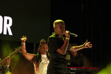 FARO, PORTUGAL: 6 Eylül 2024 - Müzik sanatçısı Acacia Maior, Portekiz 'in Faro kentinde düzenlenen büyük bir festival olan F festivalinde sahne aldı..