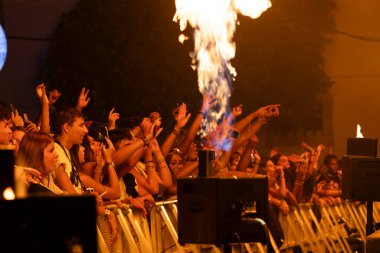 FARO, PORTUGAL: 5 Eylül 2024 - Portekiz 'in Faro kentinde düzenlenen büyük bir festival olan F Müzik Festivali' nde seyirci müzik sanatçısı