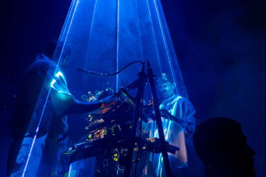 FARO, PORTUGAL: 6 Eylül 2024 - Müzik sanatçısı, Moullinex ve GPU Panic, Portekiz 'in Faro kentinde düzenlenen büyük bir festival olan F Festivali' nde sahne aldı..