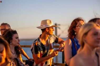 FARO, PORTUGAL: 5 Eylül 2024 - Portekiz 'in Faro kentinde düzenlenen büyük bir festival olan F Müzik Festivali' nde seyirci müzik sanatçısı
