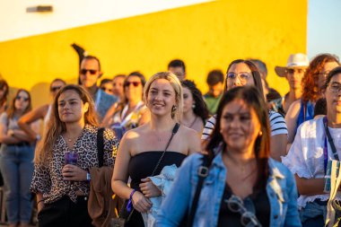FARO, PORTUGAL: 5 Eylül 2024 - Portekiz 'in Faro kentinde düzenlenen büyük bir festival olan F Müzik Festivali' nde seyirci müzik sanatçısı