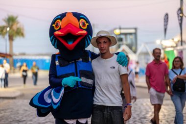 FARO, PORTUGAL: 5 Eylül 2024 - Portekiz 'in Faro kentinde düzenlenen büyük bir festival olan F Müzik Festivali' nde festival sanatçıları