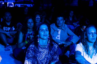 FARO, PORTUGAL: 5 Eylül 2024 - Portekiz 'in Faro kentinde düzenlenen büyük bir festival olan F Müzik Festivali' nde seyirci müzik sanatçısı