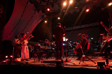 FARO, PORTUGAL: 6. SEPTEMBER, 2024 - Müzik sanatçısı, Capitao Fausto ve Orquestra do Algarve, Portekiz 'in Faro kentinde düzenlenen büyük bir festival olan F festivalinde sahne aldılar..