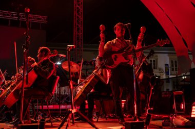 FARO, PORTUGAL: 6. SEPTEMBER, 2024 - Müzik sanatçısı, Capitao Fausto ve Orquestra do Algarve, Portekiz 'in Faro kentinde düzenlenen büyük bir festival olan F festivalinde sahne aldılar..