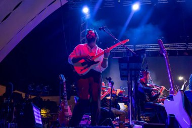 FARO, PORTUGAL: 6. SEPTEMBER, 2024 - Müzik sanatçısı, Capitao Fausto ve Orquestra do Algarve, Portekiz 'in Faro kentinde düzenlenen büyük bir festival olan F festivalinde sahne aldılar..