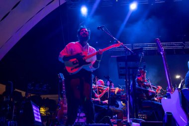 FARO, PORTUGAL: 6. SEPTEMBER, 2024 - Müzik sanatçısı, Capitao Fausto ve Orquestra do Algarve, Portekiz 'in Faro kentinde düzenlenen büyük bir festival olan F festivalinde sahne aldılar..