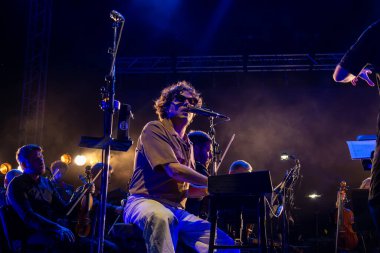 FARO, PORTUGAL: 6. SEPTEMBER, 2024 - Müzik sanatçısı, Capitao Fausto ve Orquestra do Algarve, Portekiz 'in Faro kentinde düzenlenen büyük bir festival olan F festivalinde sahne aldılar..