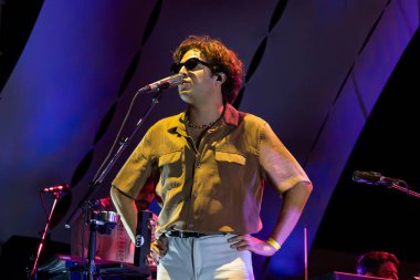 FARO, PORTUGAL: 6. SEPTEMBER, 2024 - Müzik sanatçısı, Capitao Fausto ve Orquestra do Algarve, Portekiz 'in Faro kentinde düzenlenen büyük bir festival olan F festivalinde sahne aldılar..