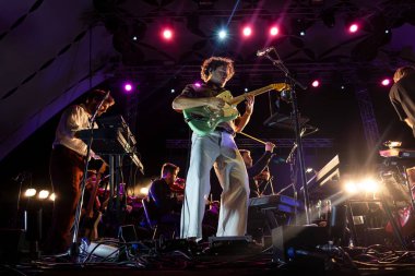 FARO, PORTUGAL: 6. SEPTEMBER, 2024 - Müzik sanatçısı, Capitao Fausto ve Orquestra do Algarve, Portekiz 'in Faro kentinde düzenlenen büyük bir festival olan F festivalinde sahne aldılar..