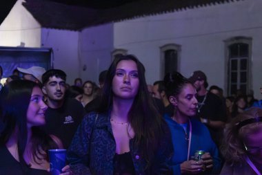 FARO, PORTUGAL: 5 Eylül 2024 - Portekiz 'in Faro kentinde düzenlenen büyük bir festival olan F Müzik Festivali' nde seyirci müzik sanatçısı