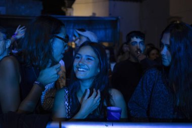 FARO, PORTUGAL: 5 Eylül 2024 - Portekiz 'in Faro kentinde düzenlenen büyük bir festival olan F Müzik Festivali' nde seyirci müzik sanatçısı