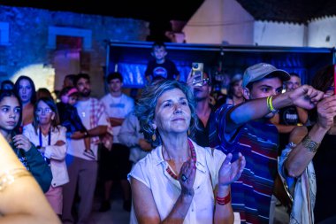 FARO, PORTUGAL: 5 Eylül 2024 - Portekiz 'in Faro kentinde düzenlenen büyük bir festival olan F Müzik Festivali' nde seyirci müzik sanatçısı