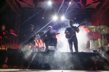 FARO, PORTUGAL: 6 Eylül 2024 - Müzik sanatçısı Pikika, Portekiz 'in Faro kentinde düzenlenen büyük bir festival olan F festivalinde sahne aldı..