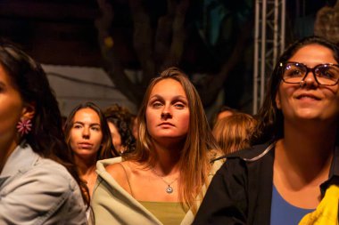 FARO, PORTUGAL: 5 Eylül 2024 - Portekiz 'in Faro kentinde düzenlenen büyük bir festival olan F Müzik Festivali' nde seyirci müzik sanatçısı