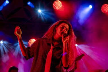FARO, PORTUGAL: 6 Eylül 2024 - Müzik sanatçısı Milhanas, Portekiz 'in Faro kentinde düzenlenen büyük bir festival olan F festivalinde sahne aldı..