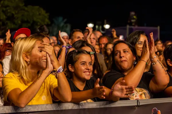 FARO, PORTUGAL: 5 Eylül 2024 - Portekiz 'in Faro kentinde düzenlenen büyük bir festival olan F Müzik Festivali' nde seyirci müzik sanatçısı