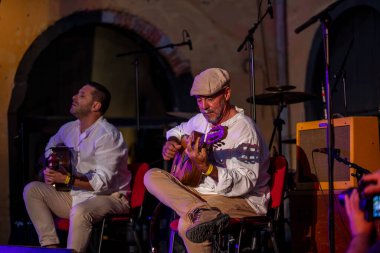 FARO, PORTUGAL: 7 Eylül 2024 - Müzik sanatçısı, Al Guitar Duo, Portekiz 'in Faro kentinde düzenlenen büyük bir festival olan F festivalinde sahne aldı..