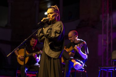 FARO, PORTUGAL: 7 Eylül 2024 - Müzik sanatçısı Filipa Vieira, Portekiz 'in Faro kentinde düzenlenen büyük bir festival olan F festivalinde sahne aldı..