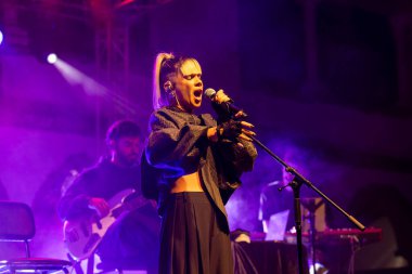 FARO, PORTUGAL: 7 Eylül 2024 - Müzik sanatçısı Filipa Vieira, Portekiz 'in Faro kentinde düzenlenen büyük bir festival olan F festivalinde sahne aldı..