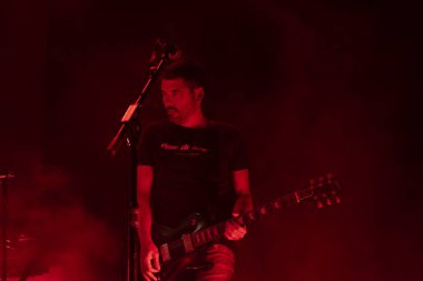 FARO, PORTUGAL: 7 Eylül 2024 - Müzik sanatçısı Na Mesma Rua, Portekiz 'in Faro kentinde düzenlenen büyük bir festival olan F festivalinde sahne aldı..
