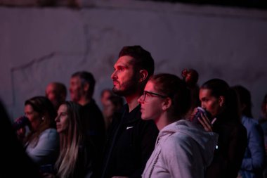 FARO, PORTUGAL: 7 Eylül 2024 - Portekiz 'in Faro kentinde düzenlenen büyük bir festival olan F Müzik Festivali' nde seyirci müzik sanatçısı