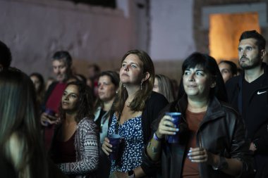 FARO, PORTUGAL: 7 Eylül 2024 - Portekiz 'in Faro kentinde düzenlenen büyük bir festival olan F Müzik Festivali' nde seyirci müzik sanatçısı