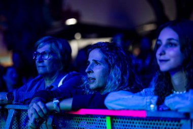 FARO, PORTUGAL: 7 Eylül 2024 - Portekiz 'in Faro kentinde düzenlenen büyük bir festival olan F Müzik Festivali' nde seyirci müzik sanatçısı