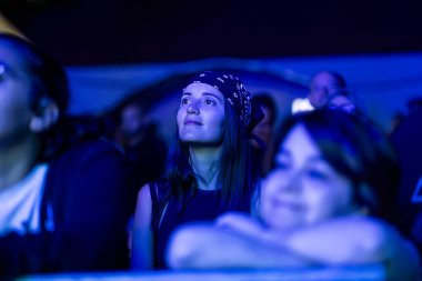 FARO, PORTUGAL: 7 Eylül 2024 - Portekiz 'in Faro kentinde düzenlenen büyük bir festival olan F Müzik Festivali' nde seyirci müzik sanatçısı