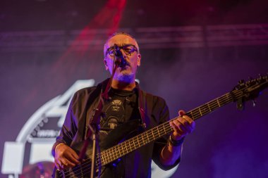 FARO, PORTUGAL: 7 Eylül 2024 - Müzik sanatçısı Iris, Portekiz 'in Faro kentinde düzenlenen büyük bir festival olan F festivalinde sahne aldı.