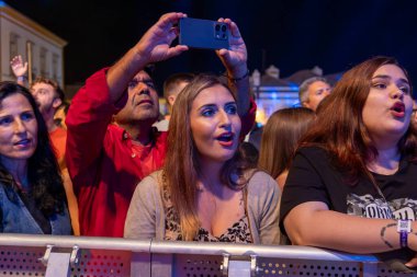 FARO, PORTUGAL: 7 Eylül 2024 - Portekiz 'in Faro kentinde düzenlenen büyük bir festival olan F Müzik Festivali' nde seyirci müzik sanatçısı