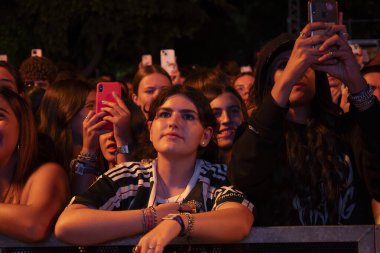 FARO, PORTUGAL: 7 Eylül 2024 - Portekiz 'in Faro kentinde düzenlenen büyük bir festival olan F Müzik Festivali' nde seyirci müzik sanatçısı