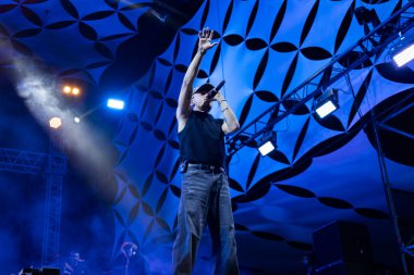 FARO, PORTUGAL: 7 Eylül 2024 - Müzik sanatçısı Van Zee, Portekiz 'in Faro kentinde düzenlenen büyük bir festival olan F festivalinde sahne aldı..