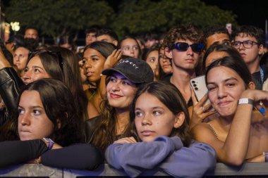 FARO, PORTUGAL: 7 Eylül 2024 - Portekiz 'in Faro kentinde düzenlenen büyük bir festival olan F Müzik Festivali' nde seyirci müzik sanatçısı