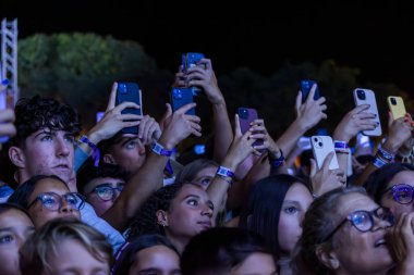 FARO, PORTUGAL: 7 Eylül 2024 - Portekiz 'in Faro kentinde düzenlenen büyük bir festival olan F Müzik Festivali' nde seyirci müzik sanatçısı