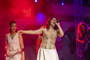 FARO, PORTUGAL: 7 Eylül 2024 - Müzik sanatçısı Ines Monstro, Portekiz 'in Faro kentinde düzenlenen büyük bir festival olan F festivalinde sahne aldı..