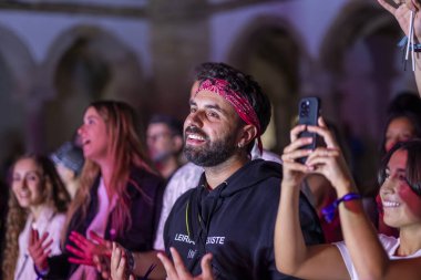 FARO, PORTUGAL: 7 Eylül 2024 - Portekiz 'in Faro kentinde düzenlenen büyük bir festival olan F Müzik Festivali' nde seyirci müzik sanatçısı