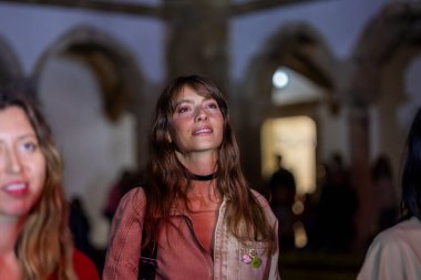 FARO, PORTUGAL: 7 Eylül 2024 - Portekiz 'in Faro kentinde düzenlenen büyük bir festival olan F Müzik Festivali' nde seyirci müzik sanatçısı