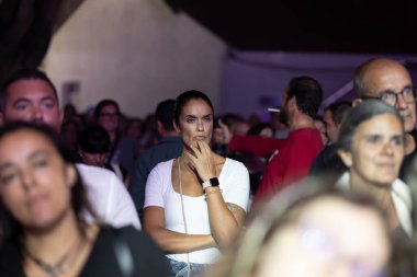 FARO, PORTUGAL: 7 Eylül 2024 - Portekiz 'in Faro kentinde düzenlenen büyük bir festival olan F Müzik Festivali' nde seyirci müzik sanatçısı