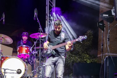 FARO, PORTUGAL: 7 Eylül 2024 - Portekiz 'in Faro kentinde düzenlenen büyük bir festival olan F Festivali' nde müzik sanatçısı Lum sahne aldı.