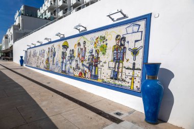 ALBUFEIRA, PORTUGAL - 9 Kasım 2024: Azulejo 'da yüzyıllar boyunca Albufeira şehrinin tarihini resmeden tarihi eserler.
