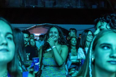 FARO, PORTUGAL: 5 Eylül 2024 - Portekiz 'in Faro kentinde düzenlenen büyük bir festival olan F Müzik Festivali' nde seyirci müzik sanatçısı