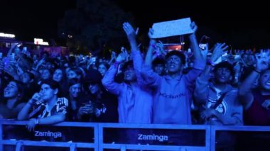 FARO, PORTUGAL: 7 Eylül 2024 - Müzik sanatçısı Van Zee, Portekiz 'in Faro kentinde düzenlenen büyük bir festival olan F festivalinde sahne aldı..