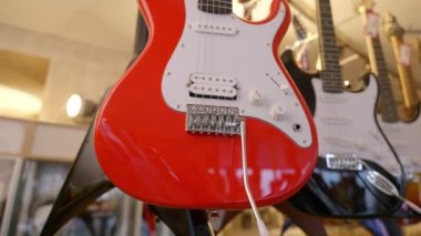 Bir müzik dükkanının içinde bir sürü klasik elektro gitar var. Yüksek kalite 4k görüntü
